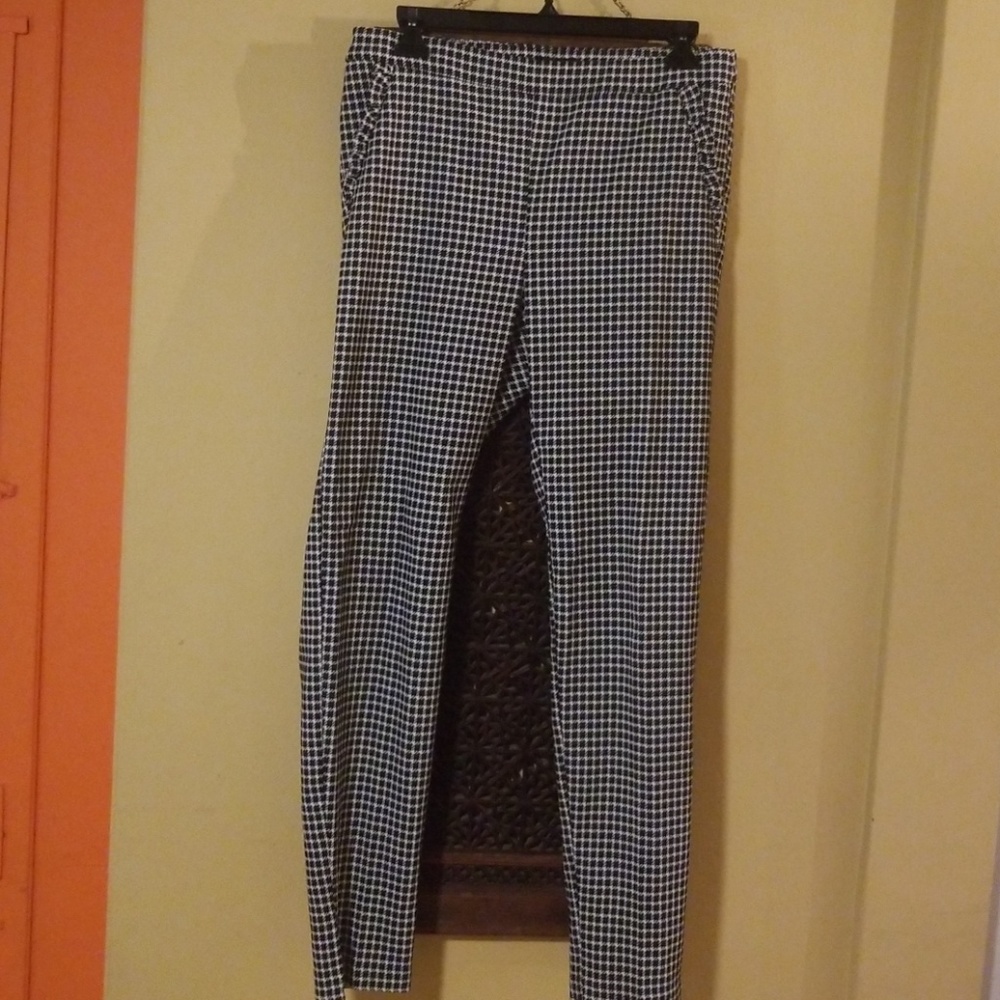 Skinny leg Houndstooth print jeggings.